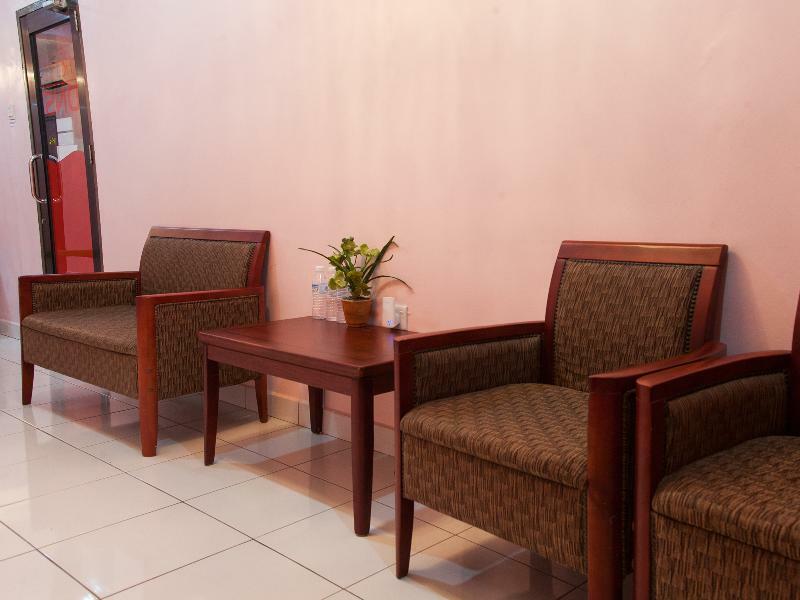 איפוה Oyo 575 Hotel Dns מראה חיצוני תמונה