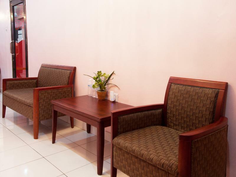 איפוה Oyo 575 Hotel Dns מראה חיצוני תמונה