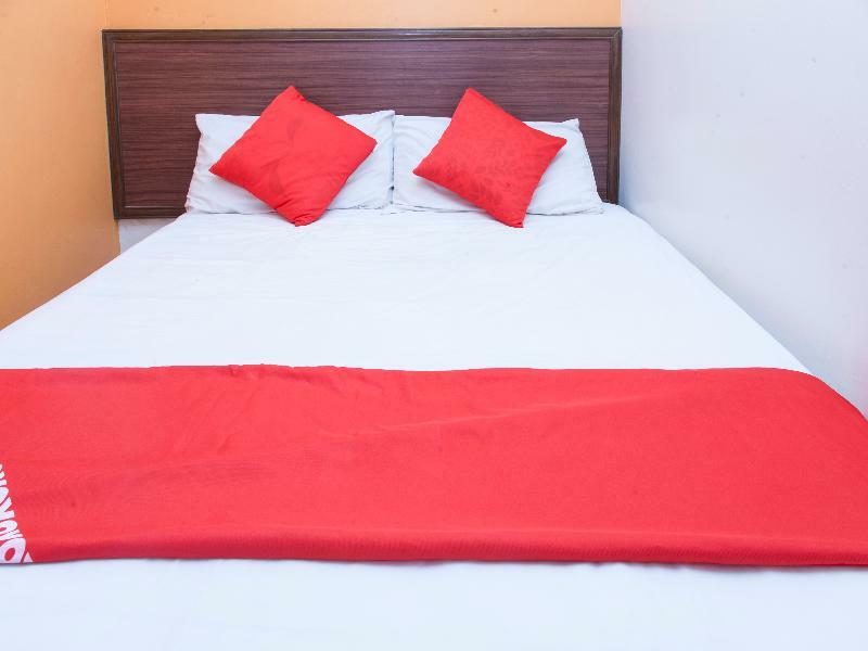 איפוה Oyo 575 Hotel Dns מראה חיצוני תמונה