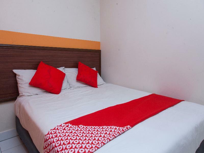 איפוה Oyo 575 Hotel Dns מראה חיצוני תמונה