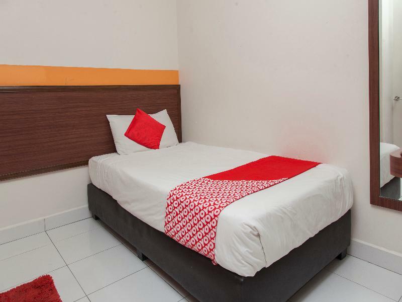 איפוה Oyo 575 Hotel Dns מראה חיצוני תמונה